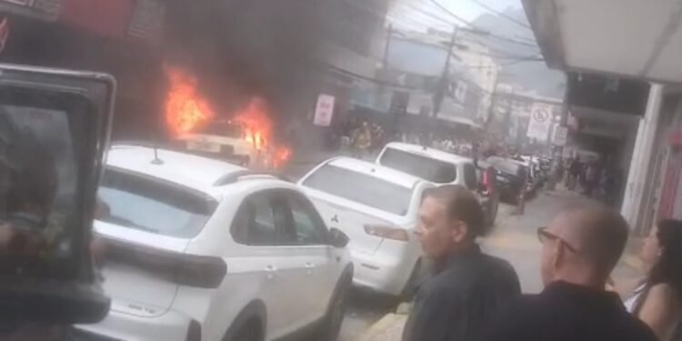 Carro pega fogo em frente a shopping no Centro de Teresópolis Carro pega fogo em frente a shopping no Centro de Teresópolis