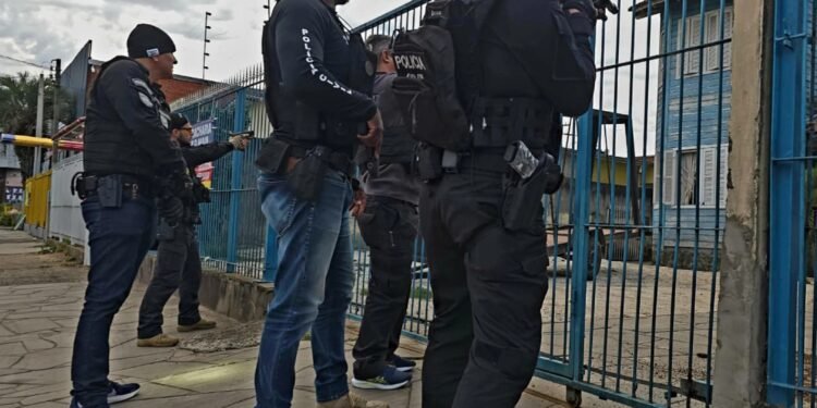 Polícia mira grupo suspeito de causar prejuízo de R$ 4 milhões com roubo de mais de 50 veículos no RS e SC Polícia mira grupo suspeito de causar prejuízo de R$ 4 milhões com roubo de mais de 50 veículos no RS e SC