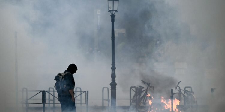 Protestos por custo de vida fecham museus em Paris e mobilizam até 70 mil policiais na França Protestos por custo de vida fecham museus em Paris e mobilizam até 70 mil policiais na França