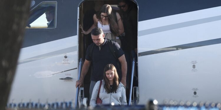 Empresa de jatinho que levou Flávio aos EUA é investigada por corrupção no governo Milei