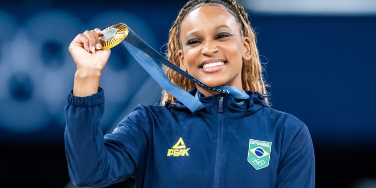 Por que Rebeca Andrade não vai competir no solo em retorno ao Mundial de Ginástica