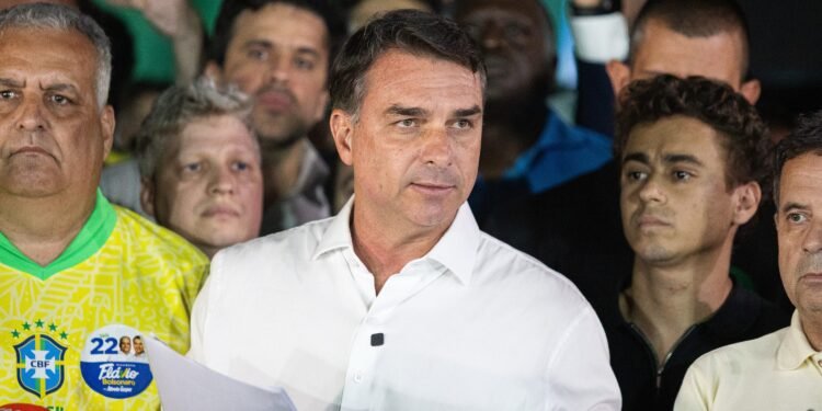 Os possíveis desdobramentos da fuga de Flávio Bolsonaro para a Justiça, segundo criminalista Os possíveis desdobramentos da fuga de Flávio Bolsonaro para a Justiça, segundo criminalista