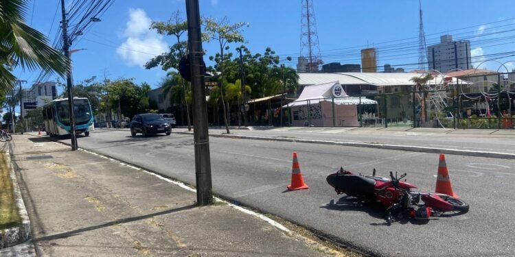 Moto colide com ônibus e motociclista fica ferido em Fortaleza Moto colide com ônibus e motociclista fica ferido em Fortaleza