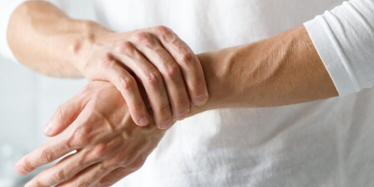 Artrite reumatoide: mesmo com inflamação controlada, pacientes podem sofrer com dor e fadiga Artrite reumatoide: mesmo com inflamação controlada, pacientes podem sofrer com dor e fadiga