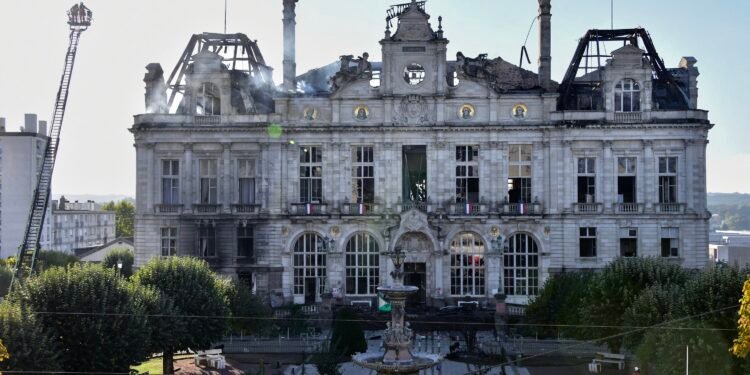Protestos na França levam mais de 500 mil às ruas e deixam 1 morto, 500 policiais feridos e 1.800 presos Protestos na França levam mais de 500 mil às ruas e deixam 1 morto, 500 policiais feridos e 1.800 presos