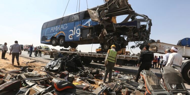 Colisão entre ônibus turístico e caminhão deixa 13 mortos no Egito Colisão entre ônibus turístico e caminhão deixa 13 mortos no Egito