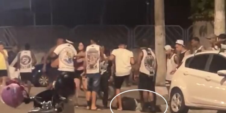 Advogado se recusa a retirar camisa de torcida organizada do Vasco e é espancado em Cabo Frio; VÍDEO