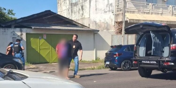Chefe de facção e ‘braço direito’ são presos ao vistoriar pontos de tráfico em Macapá; VÍDEO