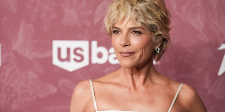 Atriz Selma Blair é detida nos EUA após morder e agredir comissários de bordo em voo Atriz Selma Blair é detida nos EUA após morder e agredir comissários de bordo em voo