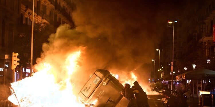 Protesto em Barcelona termina com 100 presos, lojas saqueadas e incêndios Protesto em Barcelona termina com 100 presos, lojas saqueadas e incêndios