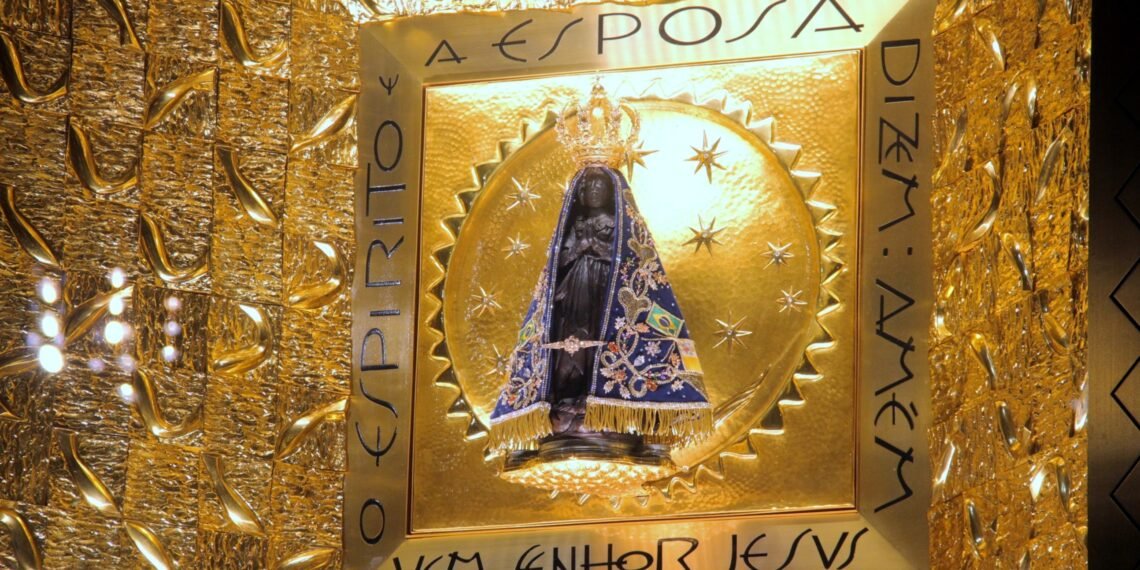 Metros acima dos devotos e vidro à prova de balas: como é o nicho que protege a imagem de Nossa Senhora Aparecida