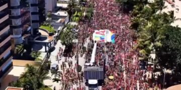 Apoiadores realizam ato a favor de Lula na orla de Maceió, capital alagoana