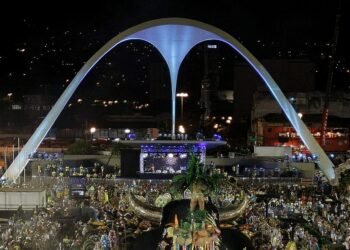 Liga das Escolas de Samba do RJ volta atrás e revê regras para acesso às frisas do Carnaval