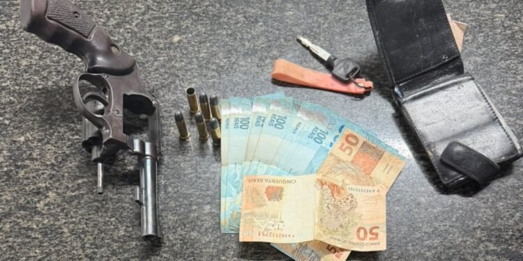 Suspeito morre e outro é baleado após policial reagir a assalto no interior do Ceará Suspeito morre e outro é baleado após policial reagir a assalto no interior do Ceará