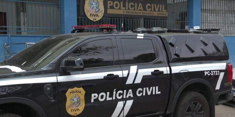 Mulher é presa após incendiar o próprio apartamento para tentar matar namorado em Vitória Mulher é presa após incendiar o próprio apartamento para tentar matar namorado em Vitória