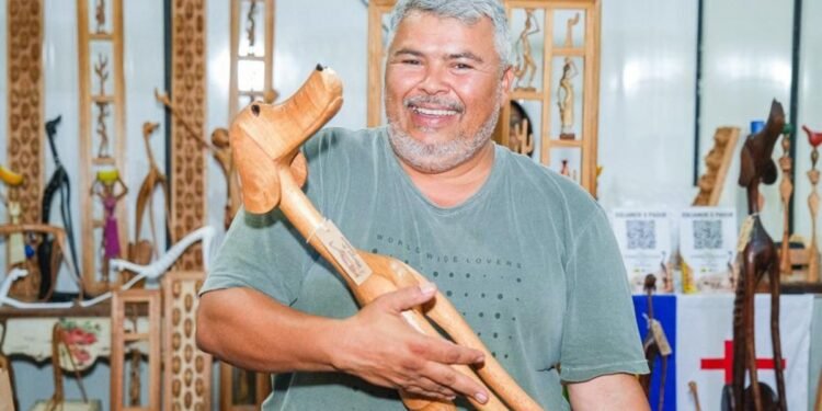 Cães magrelos esculpidos em madeira no Sertão conquistam galerias no Brasil e no exterior