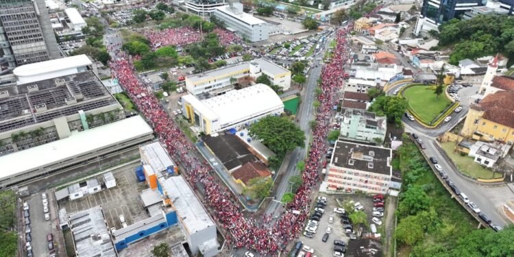 Apoiadores de Lula fazem passeata pelas ruas do Centro de Florianópolis Apoiadores de Lula fazem passeata pelas ruas do Centro de Florianópolis