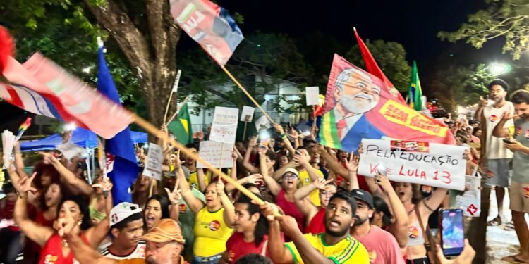 Passeata em apoio à reeleição de Lula reúne moradores em Fernando de Noronha Passeata em apoio à reeleição de Lula reúne moradores em Fernando de Noronha