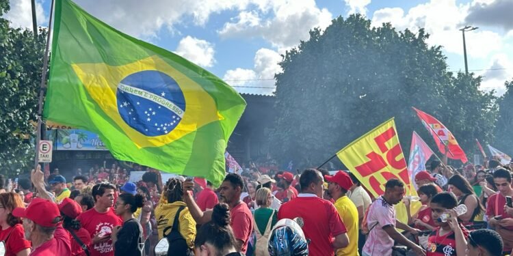 Apoiadores realizam ato pró-Lula no Mercado Público de Mangabeira, em João Pessoa