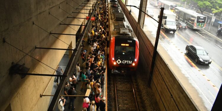 Falha em pantógrafo de trem provoca circulação em via única e intervalos maiores na Linha 12-Safira da CPTM Falha em pantógrafo de trem provoca circulação em via única e intervalos maiores na Linha 12-Safira da CPTM