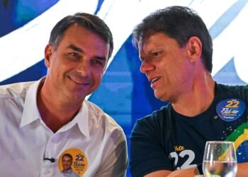 Tarcísio reforça preparação de Flávio Bolsonaro para debate na sexta