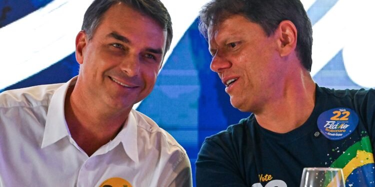Tarcísio reforça preparação de Flávio Bolsonaro para debate na sexta Tarcísio reforça preparação de Flávio Bolsonaro para debate na sexta