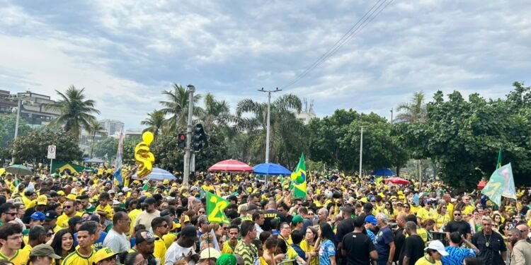 Flávio Bolsonaro reúne apoiadores em ato na Barra da Tijuca, no Rio Flávio Bolsonaro reúne apoiadores em ato na Barra da Tijuca, no Rio
