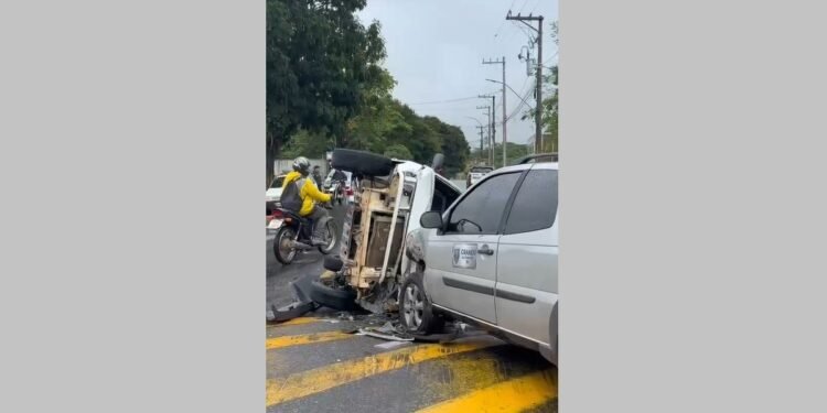 Colisão entre três carros deixa veículo tombado na RJ-116, em Aperibé; motorista abandonou local do acidente, segundo testemunhas Colisão entre três carros deixa veículo tombado na RJ-116, em Aperibé; motorista abandonou local do acidente, segundo testemunhas