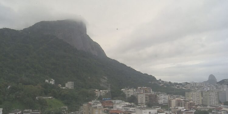 Rio começa a semana com céu nublado e chuva; veja a previsão para a semana