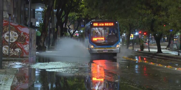 RJ registra madrugada com chuva e raios; previsão é de mais temporais