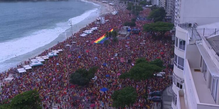 Ato de apoiadores de Lula em Copacabana reúne 56,4 mil pessoas às 18h, segundo metodologia da USP