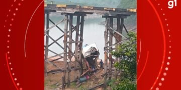 VÍDEO: caminhão-baú cai de ponte de madeira no interior do AM; acidente deixa morto e feridos VÍDEO: caminhão-baú cai de ponte de madeira no interior do AM; acidente deixa morto e feridos