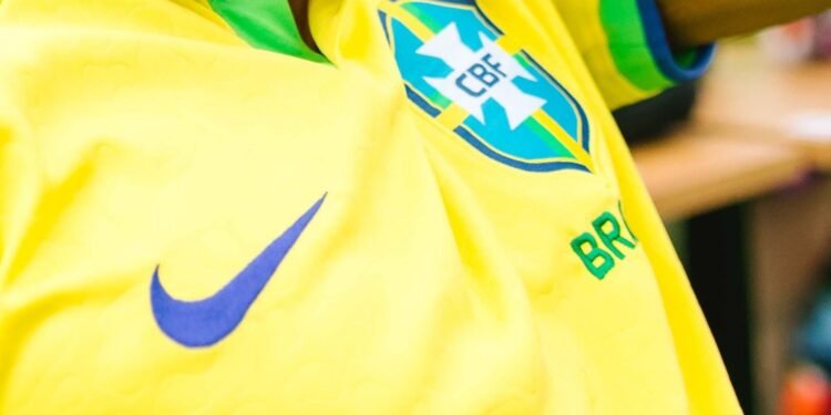 Mercado denunciado por obrigar funcionários a usar camisa da seleção recusou acordo e evitar interferências no período eleitoral Mercado denunciado por obrigar funcionários a usar camisa da seleção recusou acordo e evitar interferências no período eleitoral