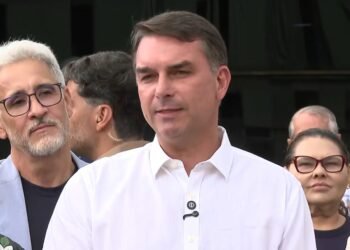 Após missa em Brasília, Flávio Bolsonaro diz que visitará o pai na terça-feira