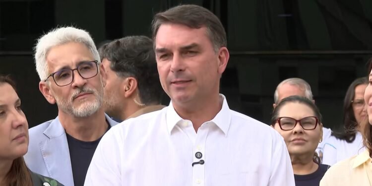Após missa em Brasília, Flávio Bolsonaro diz que visitará o pai na terça-feira Após missa em Brasília, Flávio Bolsonaro diz que visitará o pai na terça-feira
