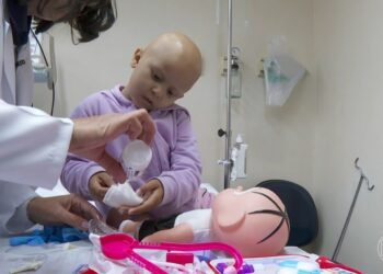 Como gibis e brincadeiras ajudam crianças a compreender o câncer e enfrentar o tratamento