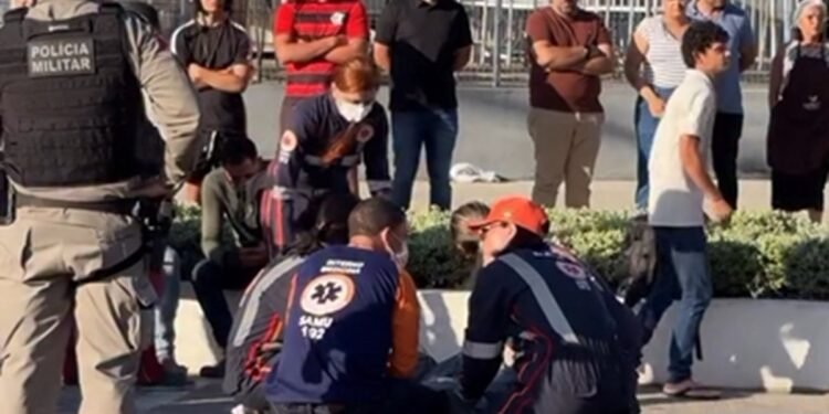 Jovem morre após cair de moto por aplicativo e ser atropelada em Maceió Jovem morre após cair de moto por aplicativo e ser atropelada em Maceió