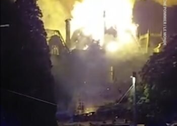 Incêndio atinge prefeitura de Limoges e derruba telhado do prédio de 1883