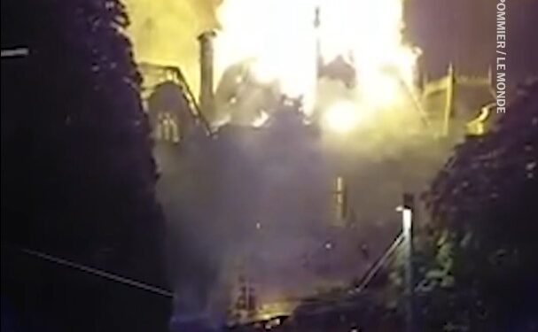 Incêndio atinge prefeitura de Limoges e derruba telhado do prédio de 1883 Incêndio atinge prefeitura de Limoges e derruba telhado do prédio de 1883