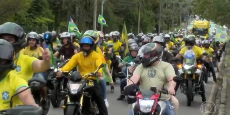 Flávio Bolsonaro faz campanha em Vitória e Salvador; apoiadores realizam atos e carreatas em capitais brasileiras Flávio Bolsonaro faz campanha em Vitória e Salvador; apoiadores realizam atos e carreatas em capitais brasileiras