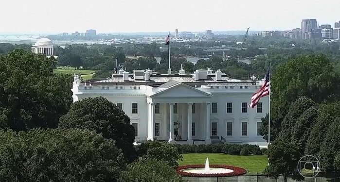 Donald Trump suspende sanções previstas contra parceiros comerciais da Rússia Donald Trump suspende sanções previstas contra parceiros comerciais da Rússia