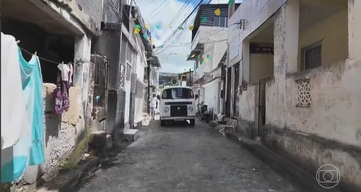 Carro do ovo é usado para conscientizar contra feminicídio nas ruas do Recife