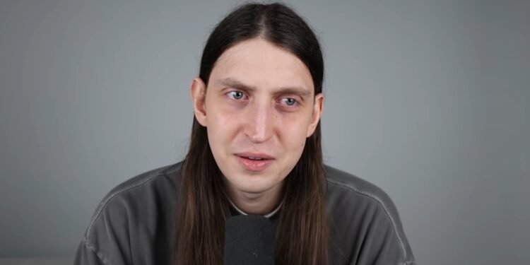 Felca volta ao YouTube um ano após vídeo sobre adultização e fala sobre bullying e fobia social