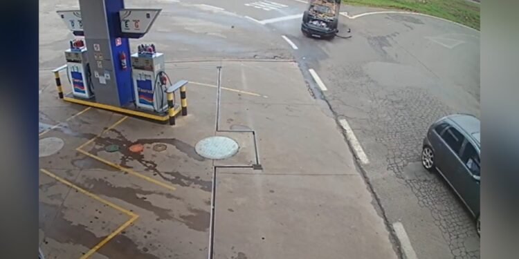 VÍDEO: motorista perde o controle da direção e capota em frente a posto de combustíveis em Capão Bonito