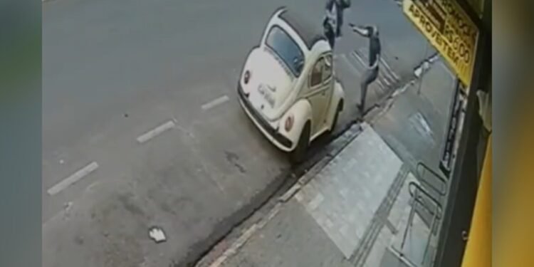 Homem morre após ser baleado por policial militar de folga em Presidente Epitácio Homem morre após ser baleado por policial militar de folga em Presidente Epitácio