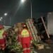 Carreta tomba após colisão e fecha Ponte Rio-Niterói no sentido Rio Carreta tomba após colisão e fecha Ponte Rio-Niterói no sentido Rio