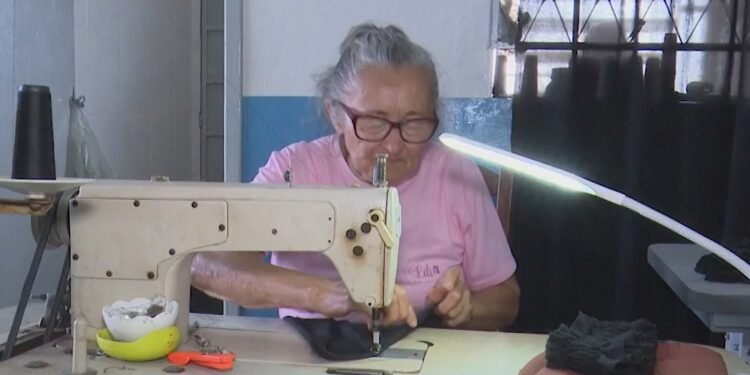 Cidade do interior da PB produz mais de 40 mil peças de roupa por semana e movimenta economia local: ‘Somos profissionais na costura’, diz costureira