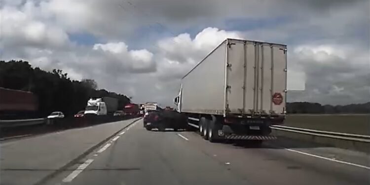 VÍDEO: motorista perde controle e carro vai parar quase embaixo de carreta na BR-101 em SC VÍDEO: motorista perde controle e carro vai parar quase embaixo de carreta na BR-101 em SC