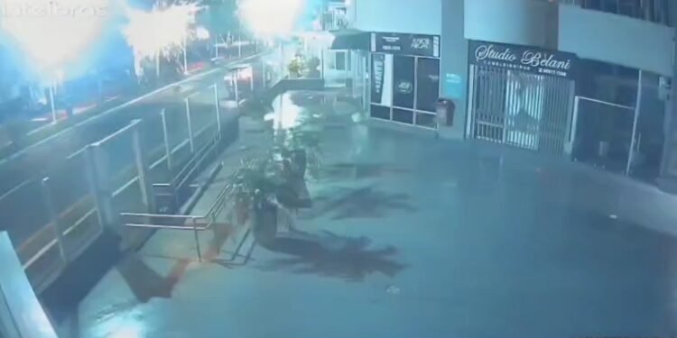 VÍDEO: carro bate contra poste e deixa área do Centro de Florianópolis sem luz