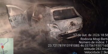 Incêndio em carro deixa uma pessoa ferida na rodovia Mogi-Bertioga, em SP